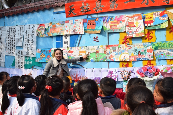 老师现场逐一解读作品内涵 老师现场逐一解读作品内涵