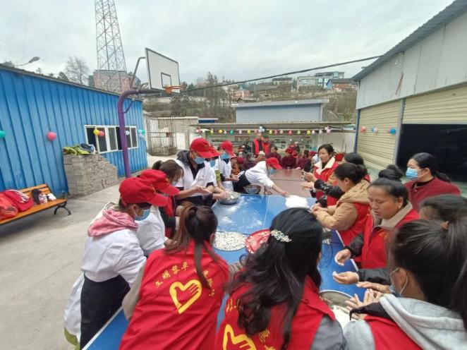 图为志愿者们为老人做“爱心汤圆” 图为志愿者们为老人做“爱心汤圆”