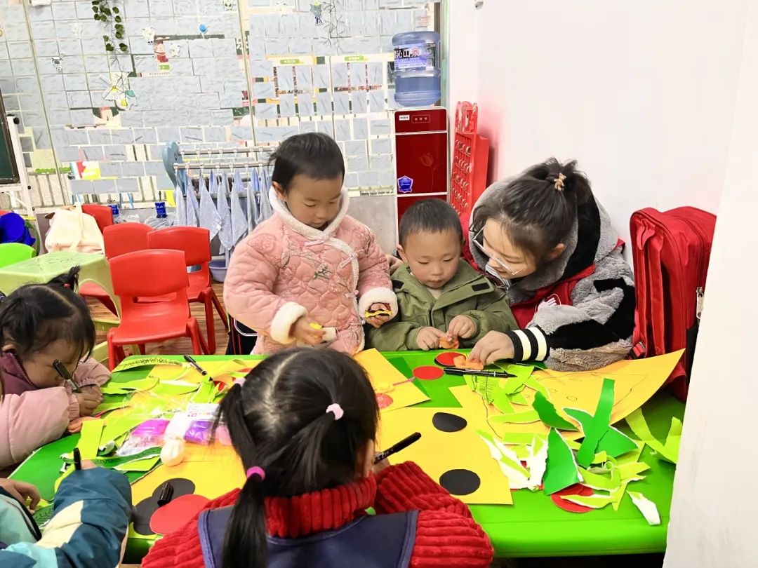 图为志愿者辅导幼儿园学生做手工 图为志愿者辅导幼儿园学生做手工