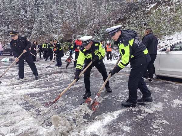 铲雪除冰保畅通